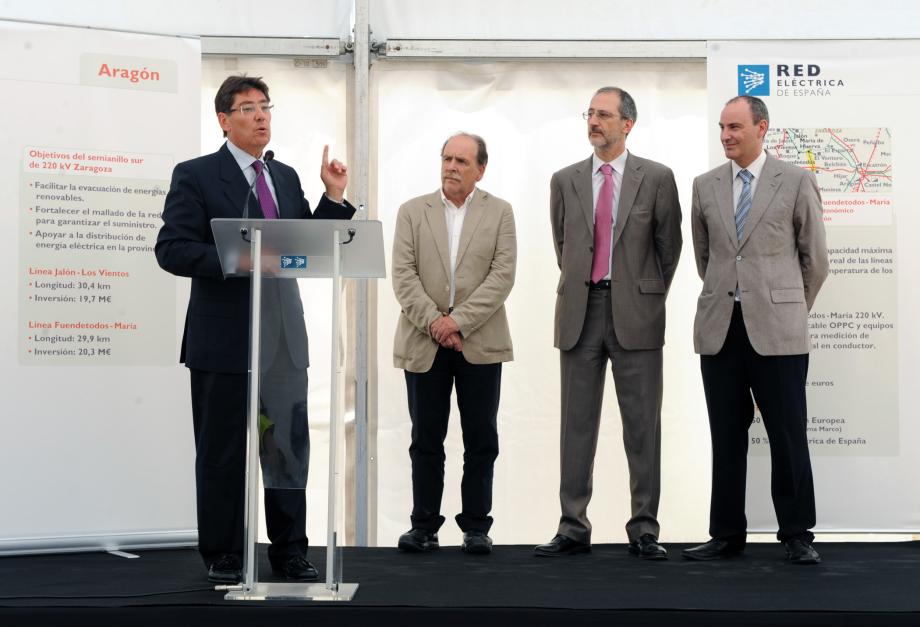 Inauguración del tramo Jalón-Los Vientos De izquierda a derecha Arturo Aliaga, consejero de Industria, Comercio y Turismo de Aragón, Luis Gil, alcade de Muel, Carlos Collantes director general de Transporte de Red Eléctrica de España y José Ignacio Lallana, delegado de Red Eléctrica en Aragón