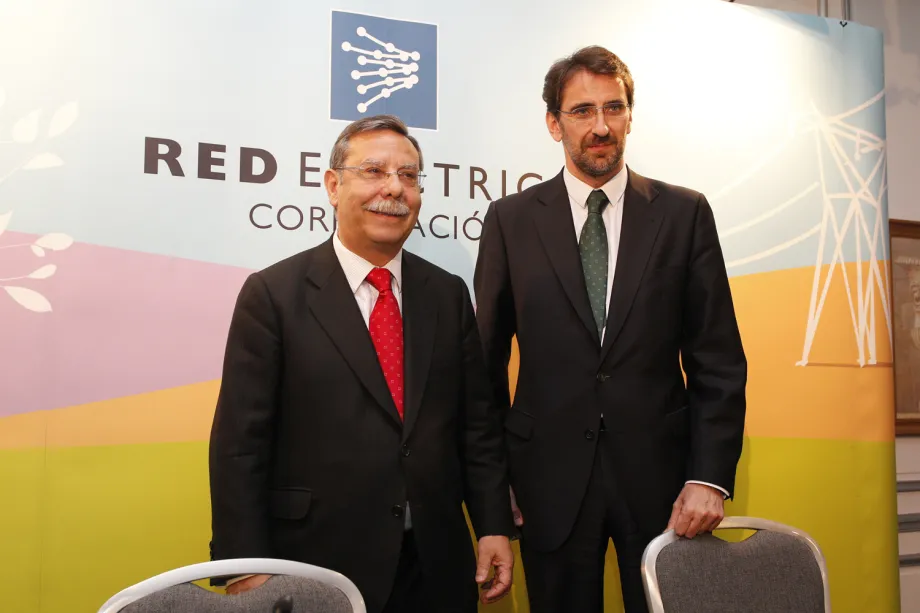 El presidente de Red Eléctrica, José Folgado, y el director corporativo Económico Financiero, Juan Lasala, en la rueda de prensa previa a la Junta General de Accionistas