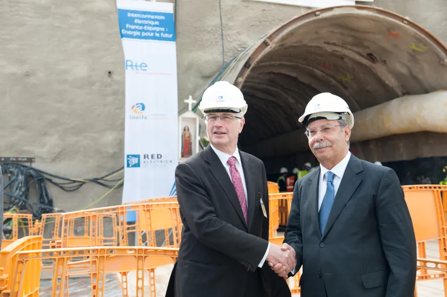 El presidente de Réseau de Transport d¡Electricité, Dominique Maillard, y el de Red Eléctrica de españa, José folgado, a la entrada del túnel del lado francés de la interconexión eléctrica España-Francia