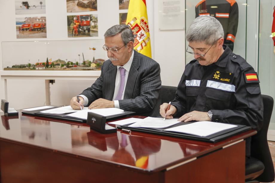 El presidente de Red Eléctrica, José Folgado, y el jefe de la Unidad Militar de Emergencias (UME), teniente general Miguel Alcañiz, durante la firma del convenio de colaboración.