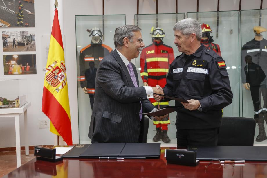 El presidente de Red Eléctrica, José Folgado, y el jefe de la UME, teniente general Miguel Alcañiz, tras la firma del acuerdo de colaboración.