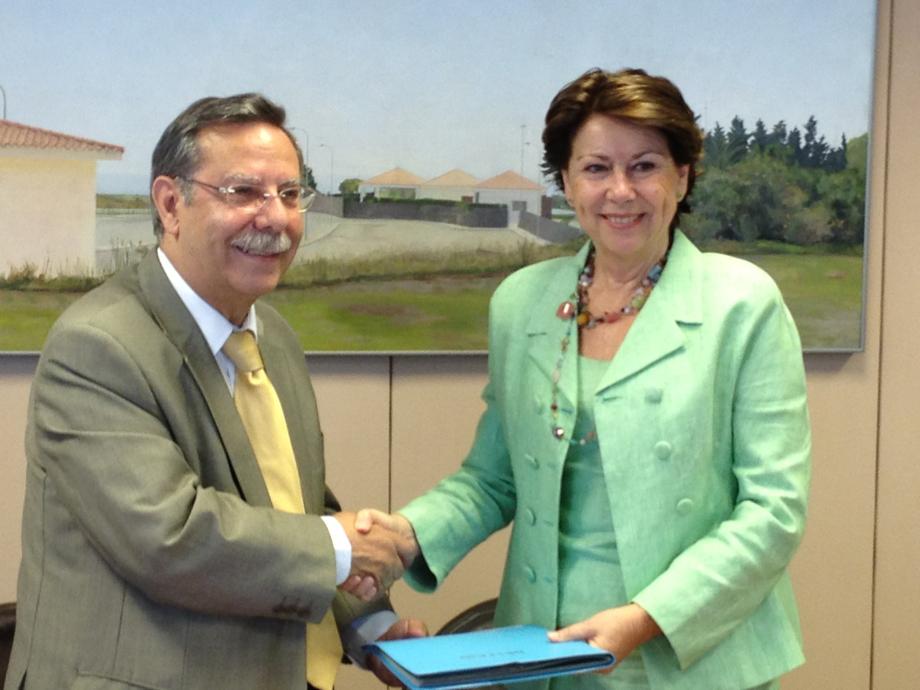 El Presidente de Red Eléctrica, José Folgado, y la vicepresidenta del BEI, Magdalena Álvarez, tras la firma del préstamo