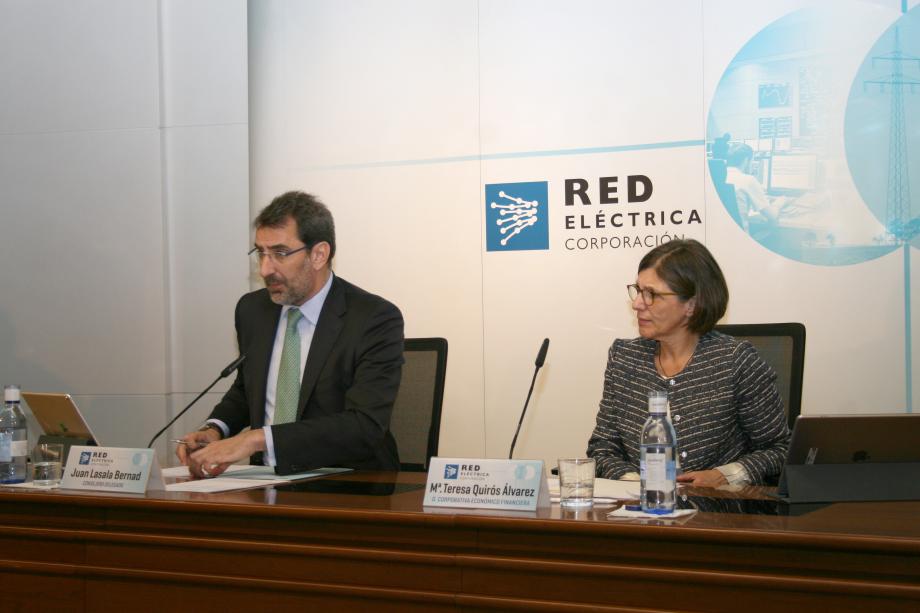 El consejero delegado de Red Eléctrica, Juan Lasala, junto a la directora corporativa Económico Financiera, Teresa Quirós, en un momento de la presentación de resultados del 2017.