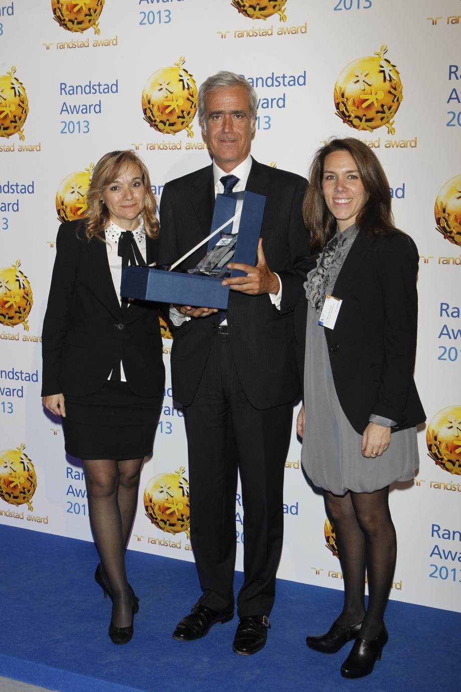 El director de Recursos Humanos de Red Eléctrica, Juan Majada, con el premio Randstad Award 2013
