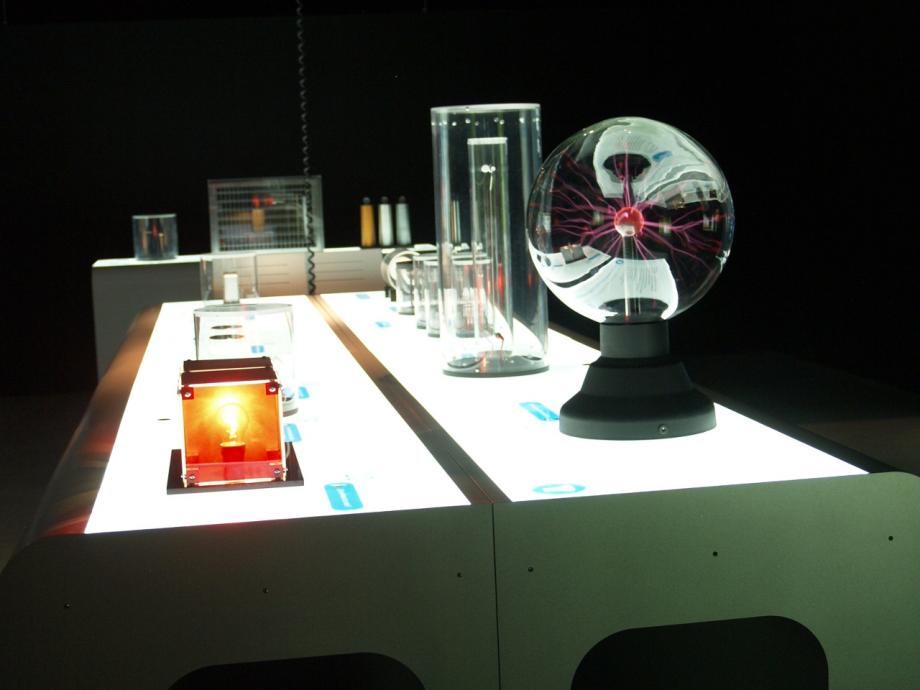 Mesa de laboratorio de experimentos eléctricos.