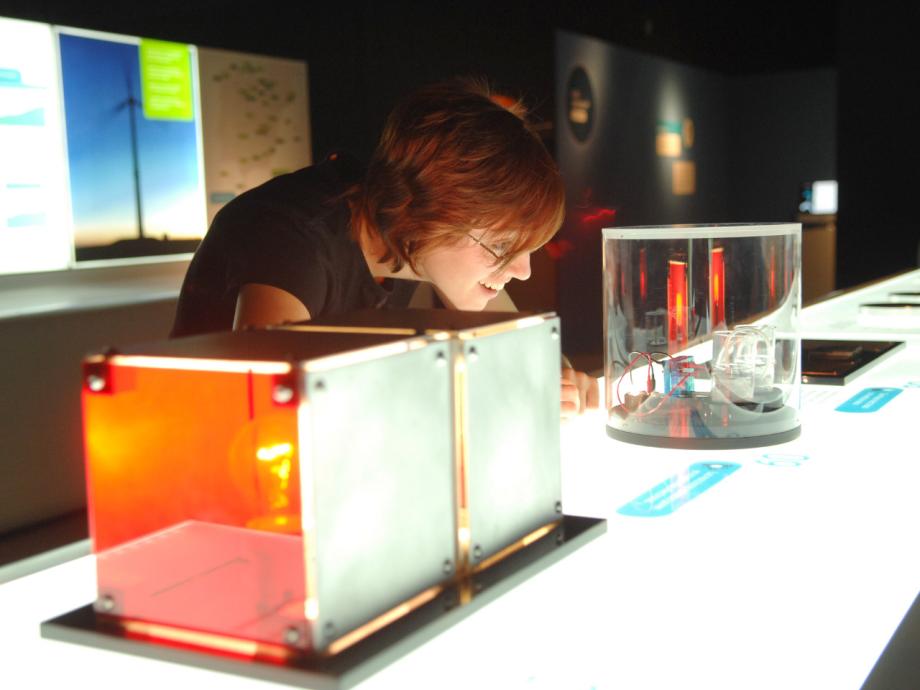 Detalle de la mesa de laboratorio de experimentos.