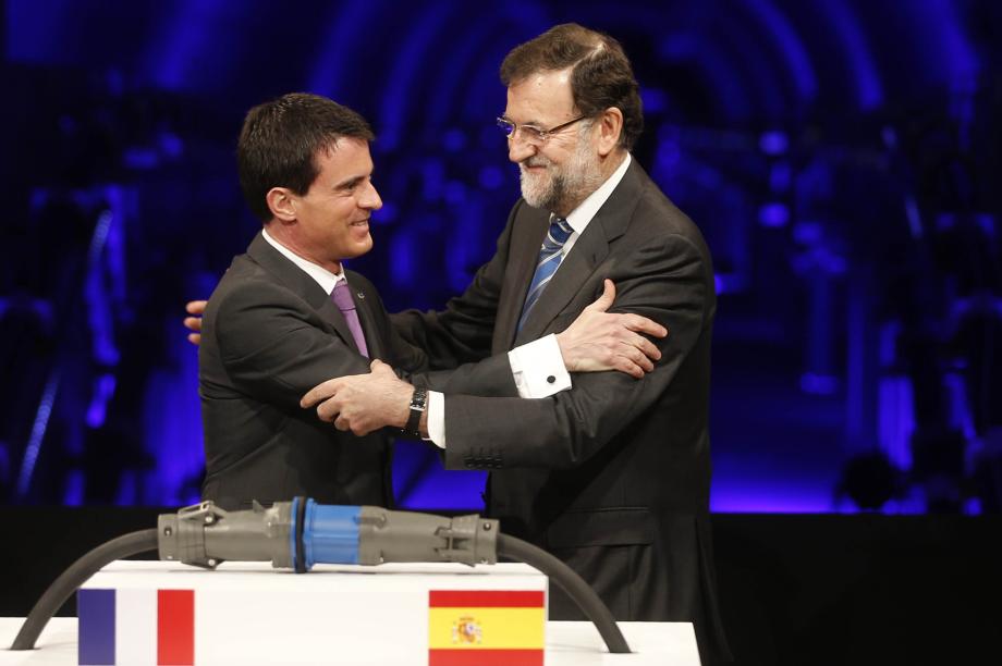 Mariano Rajoy, presidente del Gobierno español, y Manuel Valls, primer ministro francés, durante la inauguración de la nueva interconexión eléctrica España-Francia.