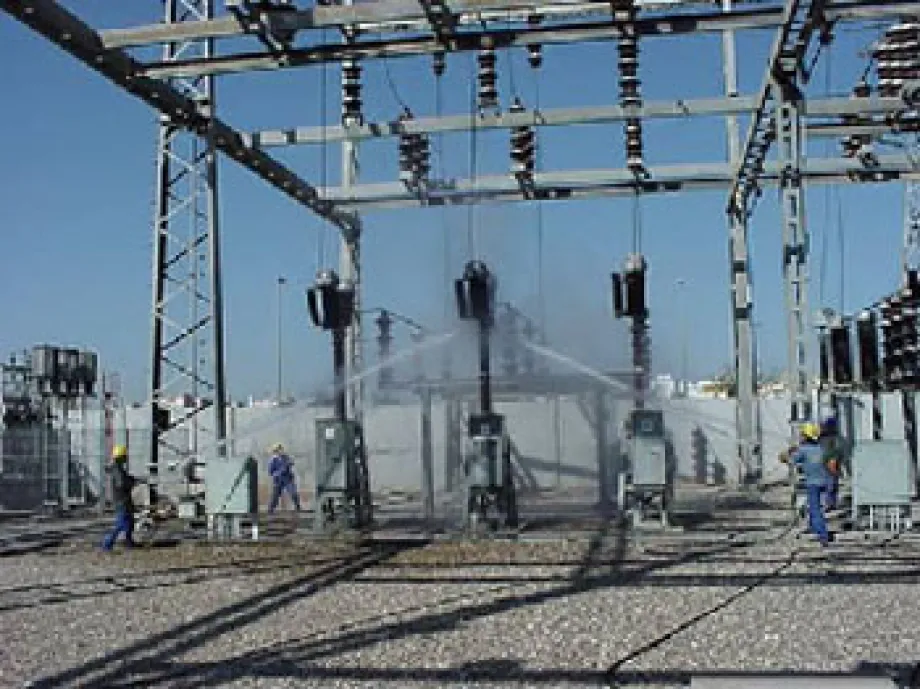 Trabajos de limpieza en tensión de una subestación.