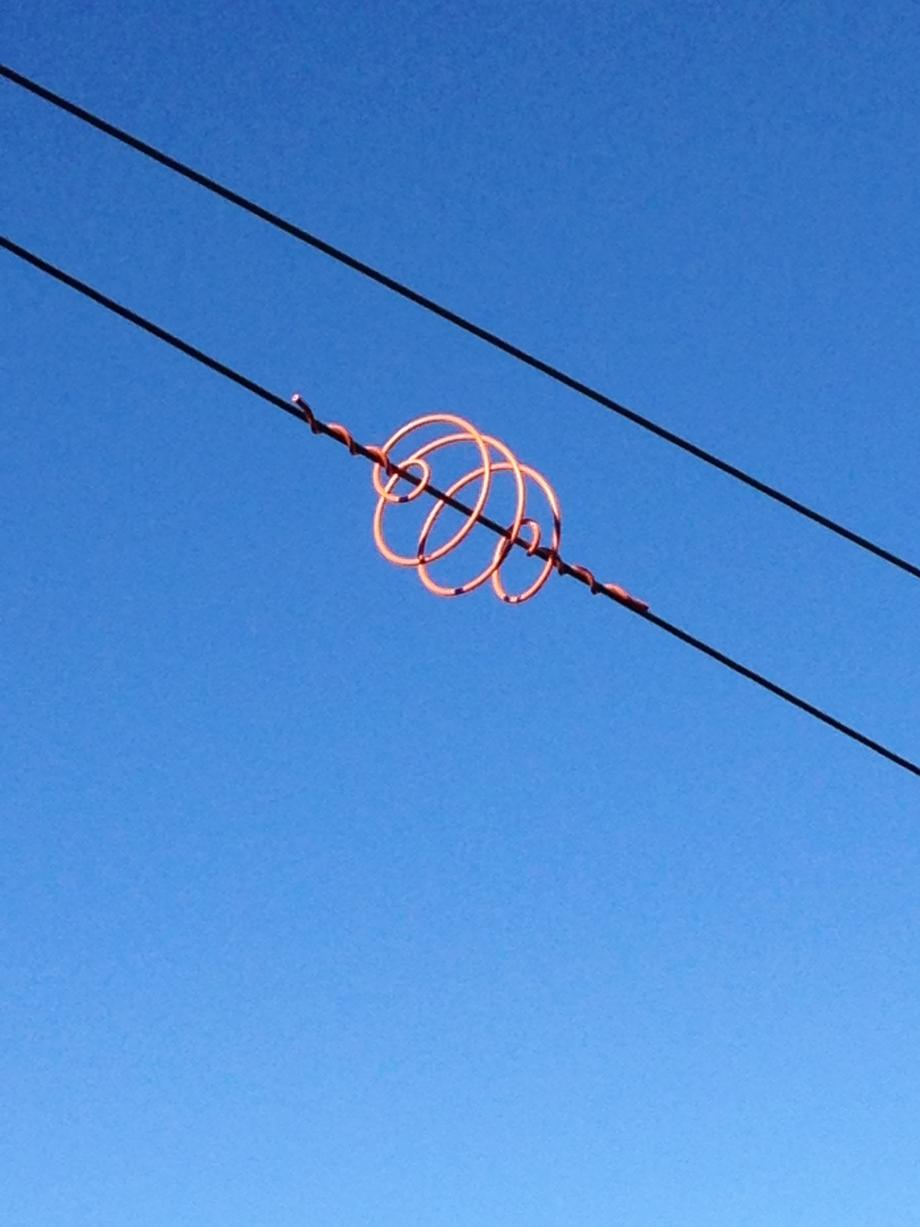 Detalle de los salvapájaros instalados por Red Eléctrica en Ibiza.