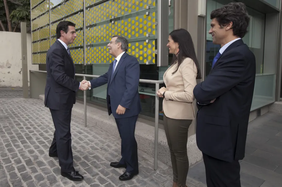 El presidente de Red Eléctrica, José Folgado, saluda al Ministro de Industria, Energía y Turismo, José Manuel Soria a su llegada a la sede de la compañía en las Palmas de Gran Canaria
