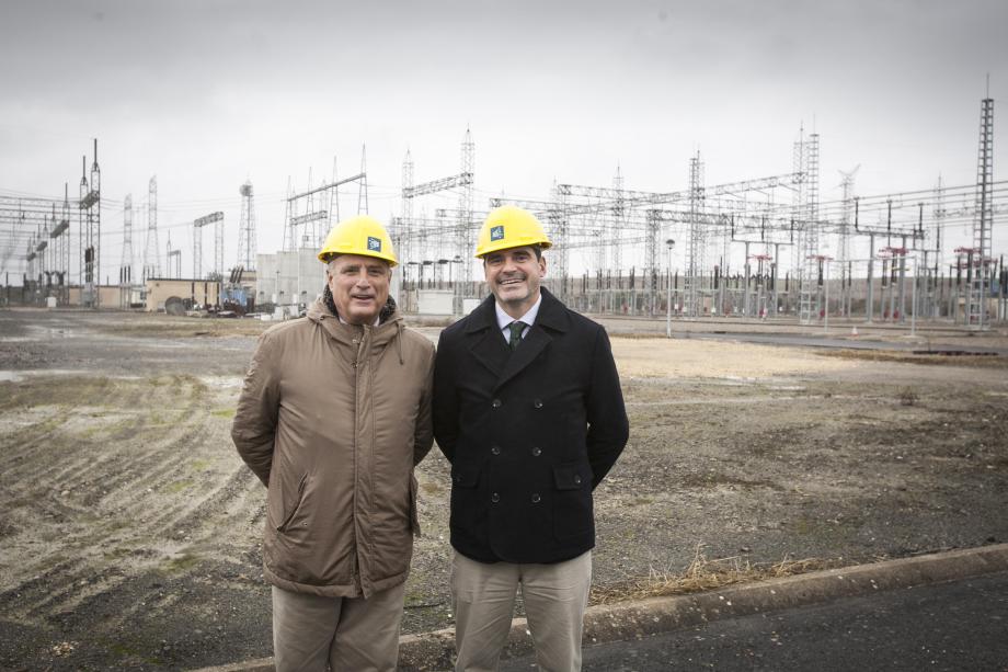 En la foto, el subdelegado del Gobierno en Álava, durante su visita a la subestación de Red Eléctrica, junto con el delegado de Red Eléctrica en la zona Norte.