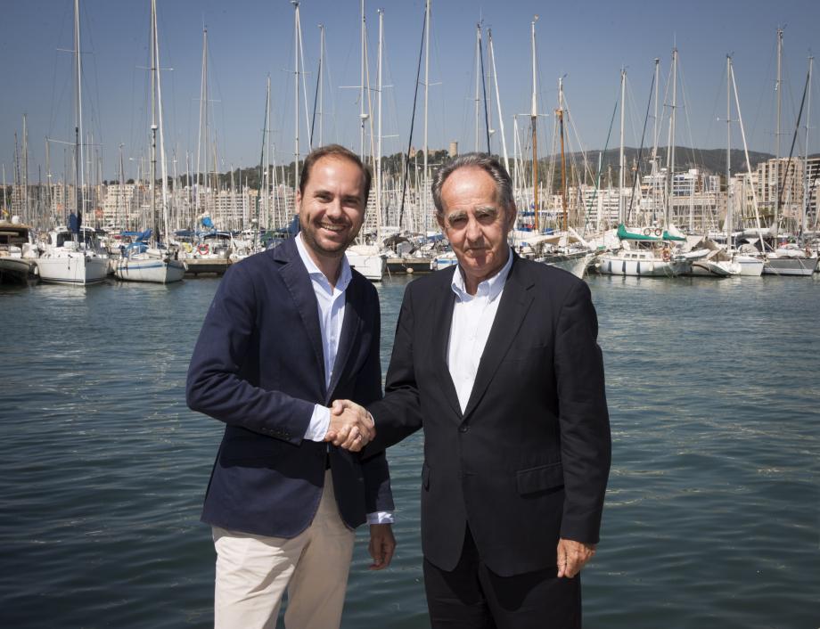 El delegado de Red Eléctrica en Baleares, Eduardo Maynau, y el presidente del Real Club Náutico de Palma y del Comité Organizador de la Copa del Rey de vela , Javier Sanz, tras la firma del convenio por el que la compañía participará en la competición de este año en la clase ORC-2.