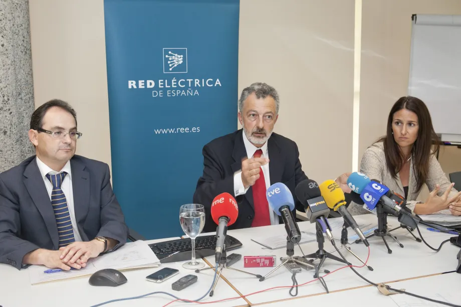 El director de Red Eléctrica en Canarias, Santiago Marín (en el centro), acompañado por los jefes de Operación y Transporte en la comunidad, Jesús Rupérez y Vidina León, respectivamente.