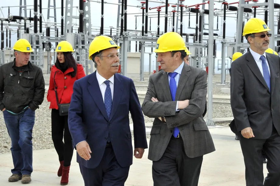 El presidente de Red Eléctrica de España, José Folgado, y el de la Comunidad Autónoma de La Rioja, Pedro Sanz, en un momento de la inauguración de la línea eléctrica El Sequero-Santa Engracia