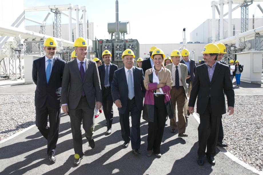 Los asistentes a la visita recorren las instalaciones de la estación conversora de Morvedre, en Sagunto