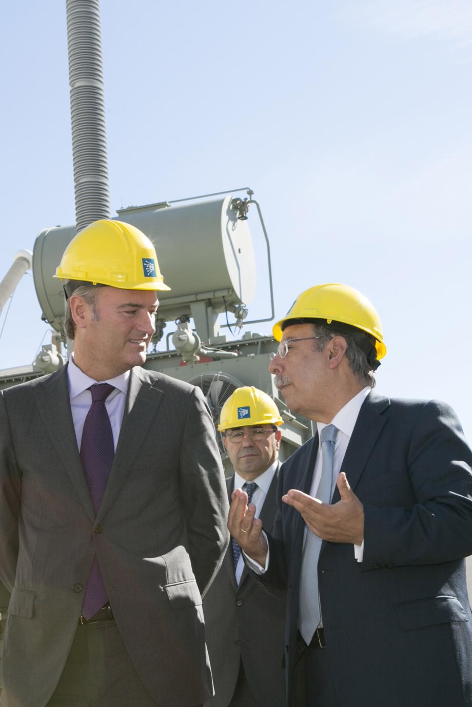 El presidente de la Generalitat Valenciana, Alberto Fabra, y el presidente de Red Eléctrica, José Folgado (a la derecha), durante la visita a la estación conversora de Sagunto