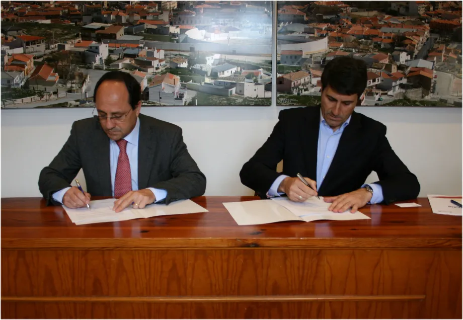 De izquierda a derecha Miguel González, delegado de Red Eléctrica en Andalucía y Pedro Fernández, alcalde de Baza