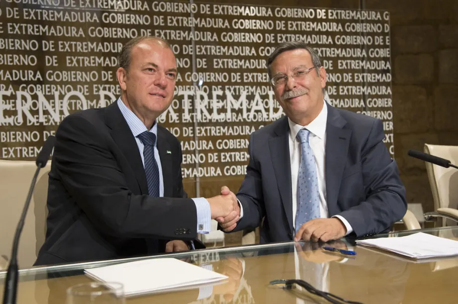 El presidente del Gobierno de Extremadura, josé Antonio Monago, y el de Red Eléctrica de España, José Folgado, durante la firma del convenio. / GOBIERNO DE EXTREMADURA