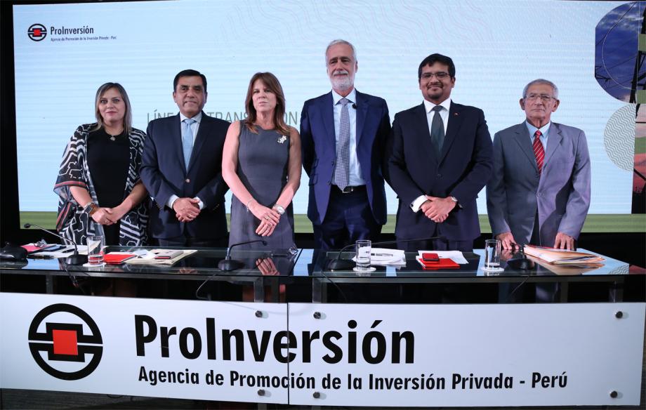 El director de Negocio Internacional de Red Eléctrica, Juan Majada, en el centro, tras la adjudicación del proyecto, ayer en Lima (Perú).