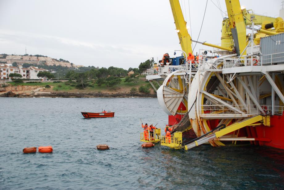 Barco 'Skagerrak' durante el tendido del cable en la bahía de Santa Ponsa en Mallorca