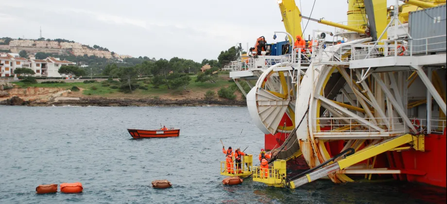 Barco Skagerrak" durante el tendido del cable en la bahía de Santa Ponsa en Mallorca."