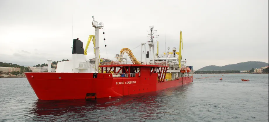 Barco cablero Skagerrak" en la bahía de Santa Ponsa en Mallorca."