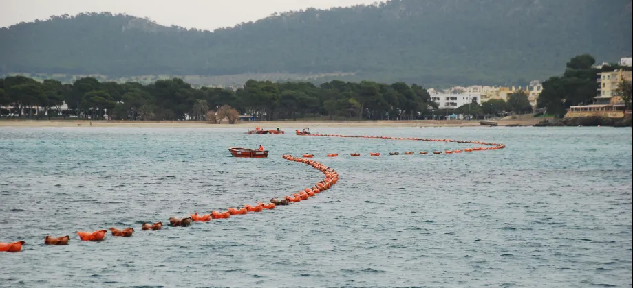 Tendido del cable submarino con la ayuda de flotadores en la bahía de Santa Ponsa en Mallorca.