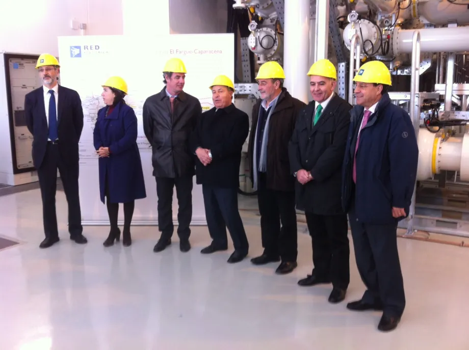 De izquierda a derecha: el director general de Transporte de Red Eléctrica, Carlos Collantes; la delegada del Gobierno de la Junta de Andalucía en Granada, Sandra García; el secretario general de Innovación, Industria y Energía de Andalucía, Vicente Fernández, y el alcalde de Granada, José Torres, durante la inauguración de la subestación de El Fargue.