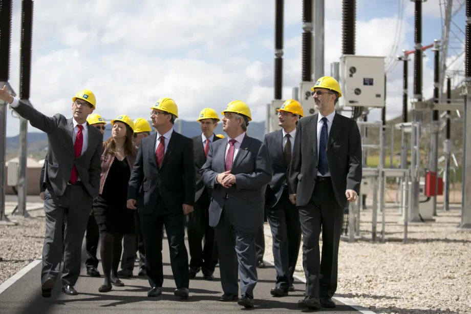 El delegado de Gobierno en Murcia, Joaquín Bascuñana; el alcalde de Jumilla, Enrique Jiménez, y el director general de Transporte de Red Eléctrica, Carlos Collantes, recorren la subestación de Peñarrubia durante la inauguración