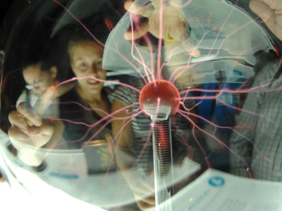 El laboratorio de la electricidad Esfera de plasma de la mesa de laboratorio.