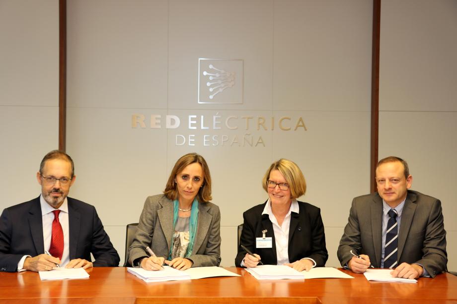 Ángel Mahou, director corporativo de Transformación y Tecnología de Red Eléctrica; Eva Pagán, directora general de Transporte de Red Eléctrica; Anne-Lise Aukner, CEO de Nexans Norway, y Domenico Francesco Gerace, director de Marketing y Ventas de Nexans Norway durante la firma del contrato de fabricación e instalación del cable de interconexión entre Mallorca y Menorca 