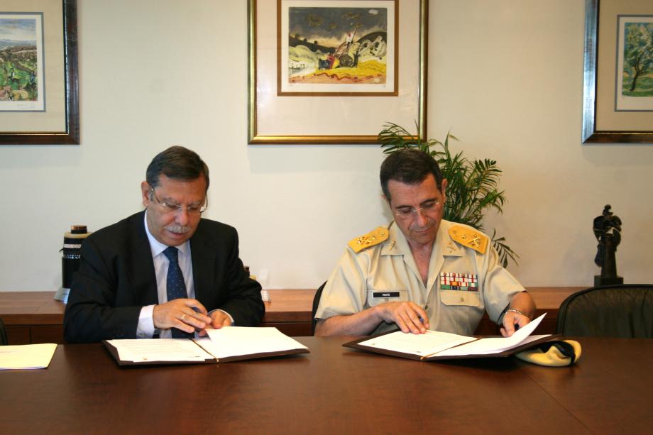 El presidente de Red Eléctrica de España, José Folgado, y el jefe de la Unidad Militar de Emergencias, (UME), teniente general César Muro, durante la firma del convenio