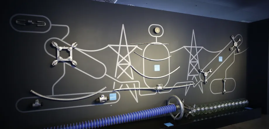 Tras el enchufe existe un gran sistema de instalaciones y equipos que hacen posible que dispongas de electricidad cada vez que enciendes un interruptor.