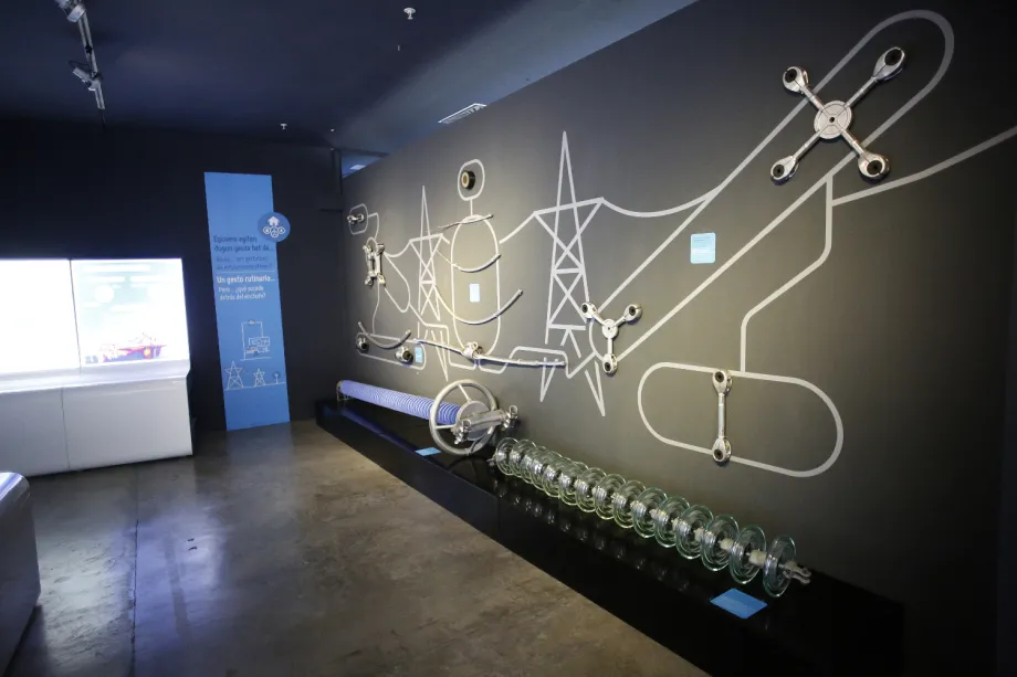 Tras el enchufe existe un gran sistema de instalaciones y equipos que hacen posible que dispongas de electricidad cada vez que enciendes un interruptor.