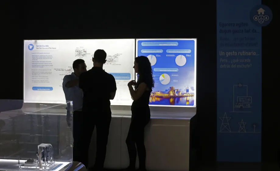 Algunos visitantes, ante el espacio de información sobre la red de transporte.