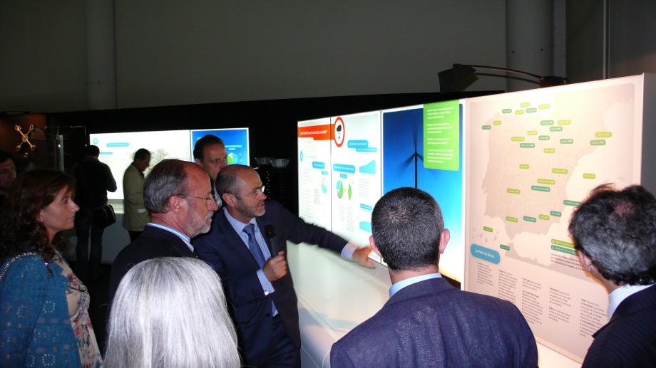 Inauguración de ExpoREE en Valladolid Luis Atienza presenta los diferentes módulos de contenidos de la exposición a las autoridades.