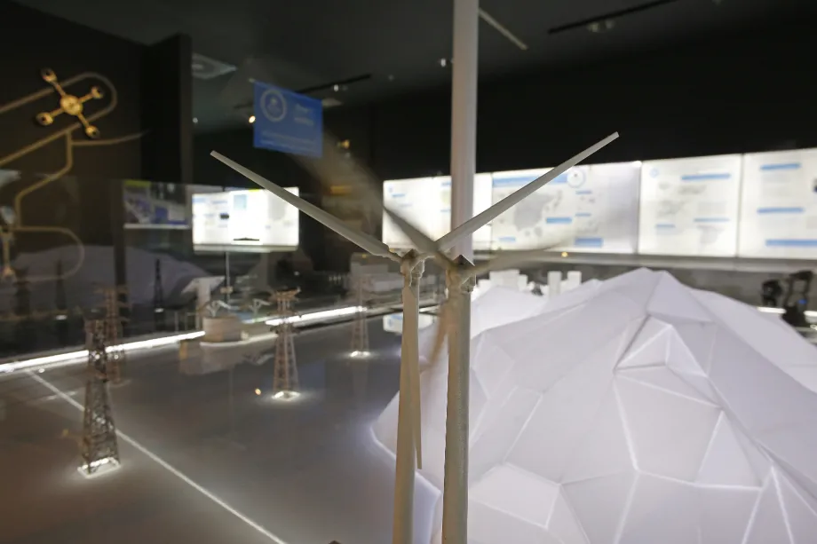 Detalle de la maqueta: los molinos eléctricos son una parte indiscutible del sistema. 