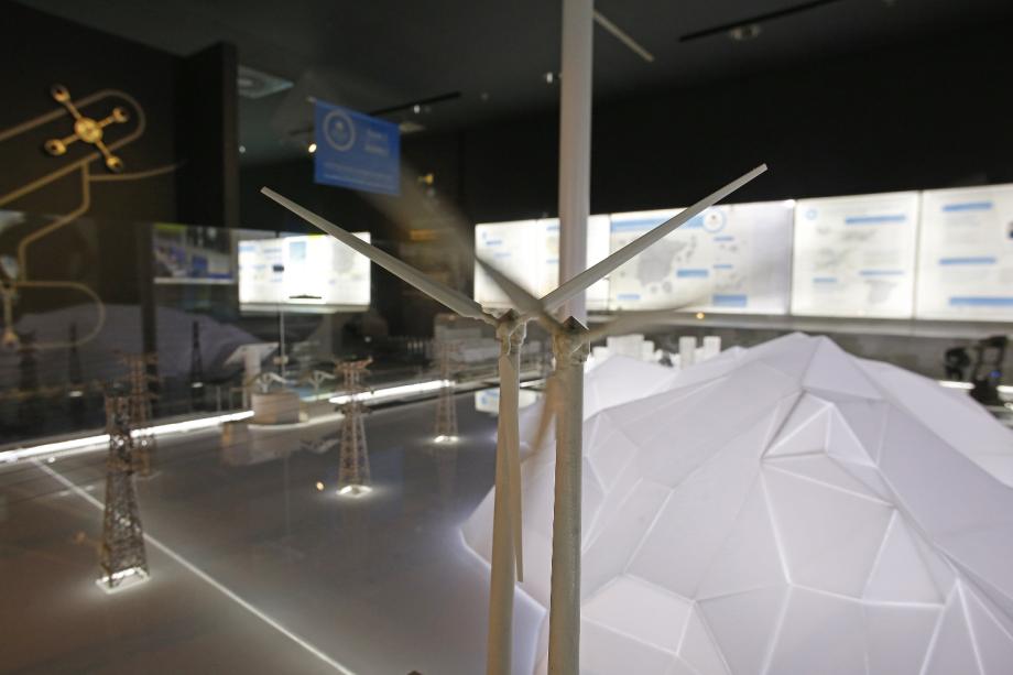 Maqueta del sistema eléctrico Detalle de la maqueta: los molinos eléctricos son una parte indiscutible del sistema.