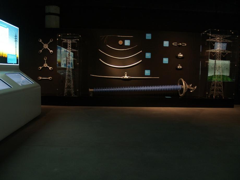 Diferentes piezas de aparamenta eléctrica.