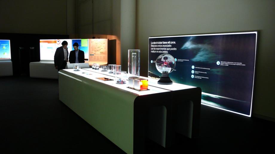 Inauguración de ExpoREE en Valladolid Módulo de entrada con la mesa de laboratorio.