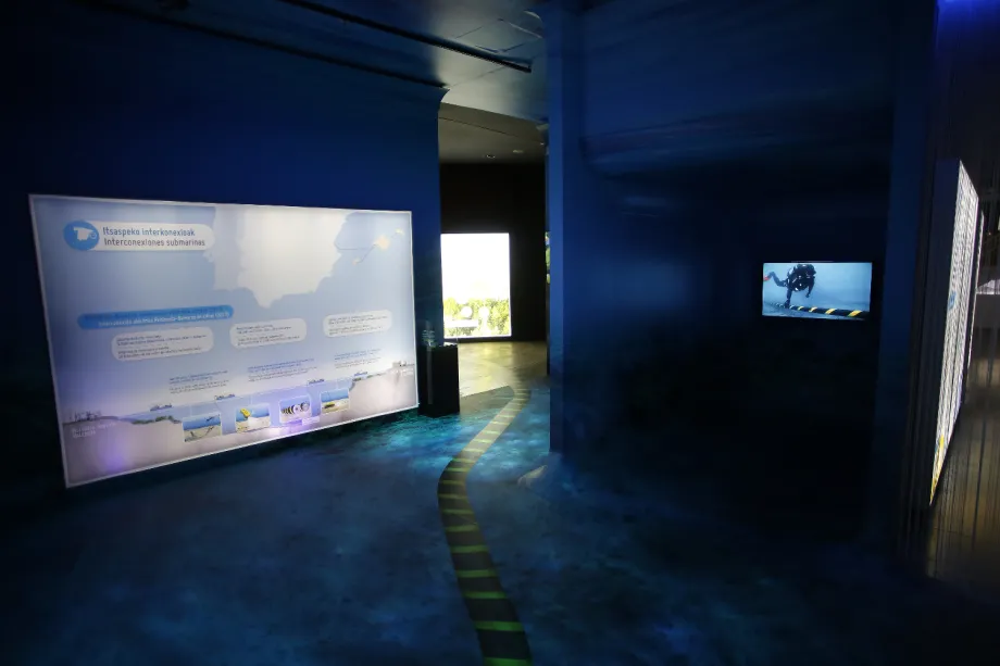 Los paneles informativos guían al visitante por la red de interconexiones submarinas.
