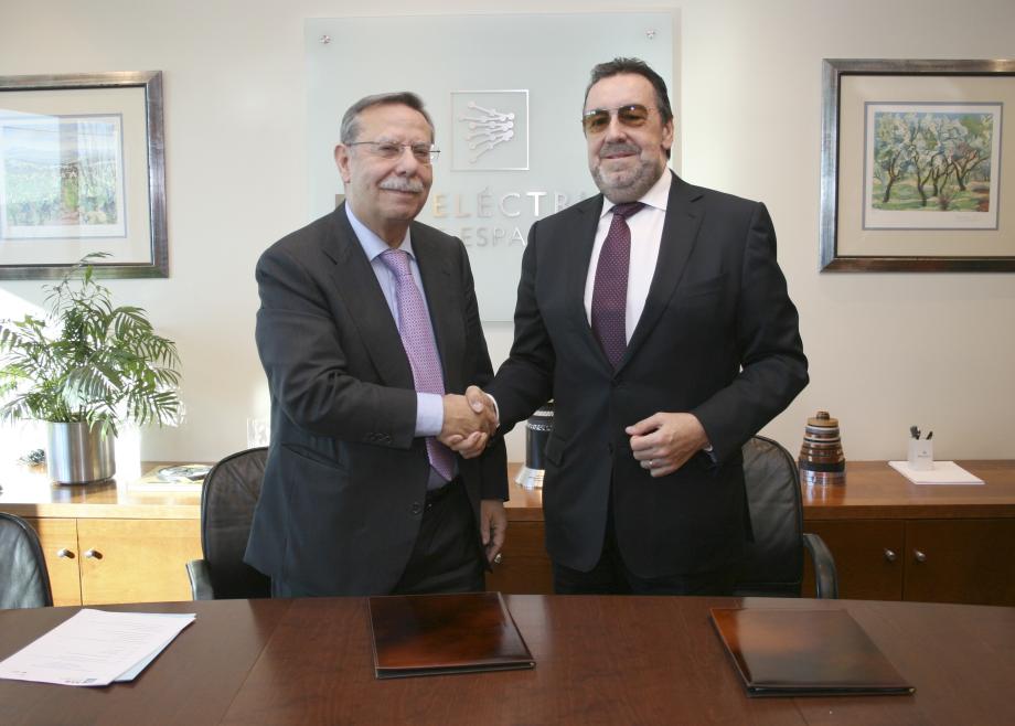 José Folgado (a la izquierda) y Miguel Carballeda, presidentes de Red Eléctrica de España y del Comité Paralímpico Español tras la firma del convenio.