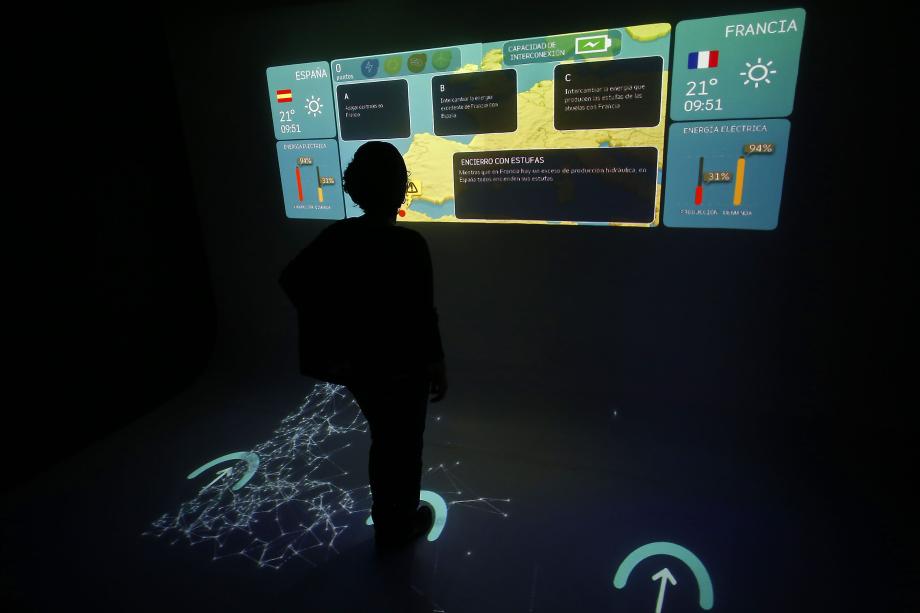 Juego de las interconexiones La interactividad también está presente. Aquí, uno de los visitantes prueba el juego de las interconexiones internacionales.