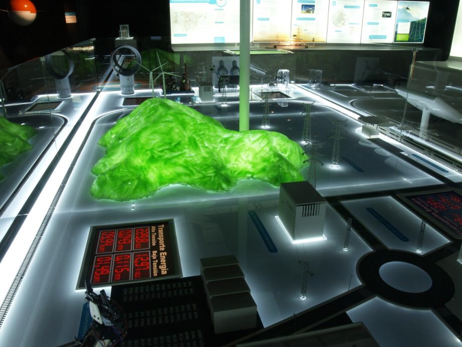 Vista de detalle de la zona de consumo industrial de la maqueta.