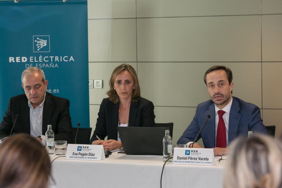 From left to right, Antonio Prada, Manager of Communication Area; Eva Pagán, General Manager of Transmision Division; and Daniel Pérez Varela, Manager of Infrastructure for the Canary Islands.