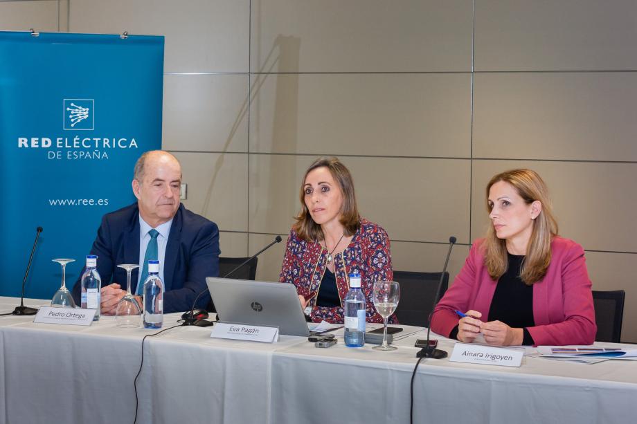De izquierda a derecha: Pedro Ortega, consejero de Economía, Industria, Comercio y Conocimiento del Gobierno de Canarias; Eva Pagán, directora general de Transporte de Red Eléctrica, y Ainara Irigoyen, delegada de la compañía en Canarias.