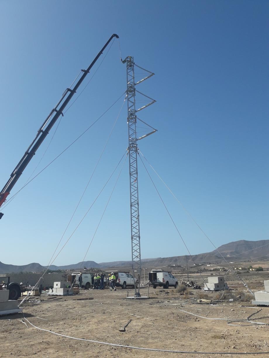 Trabajos de montaje de un apoyo de emergencia en uno de los simulacros de emergencia.