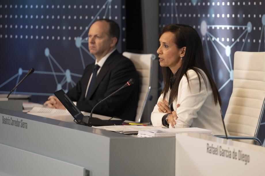 The Chairwoman of the Group, Beatriz Corredor, together with the CEO, Roberto García Merino.