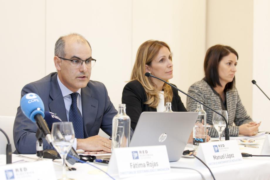 De izquierda a derecha: Manuel López Cormenzana, director de Mantenimiento de Infraestructuras; Ainara Irigoyen, delegada regional, y Vidina León, jefa de la demarcación de Canarias.