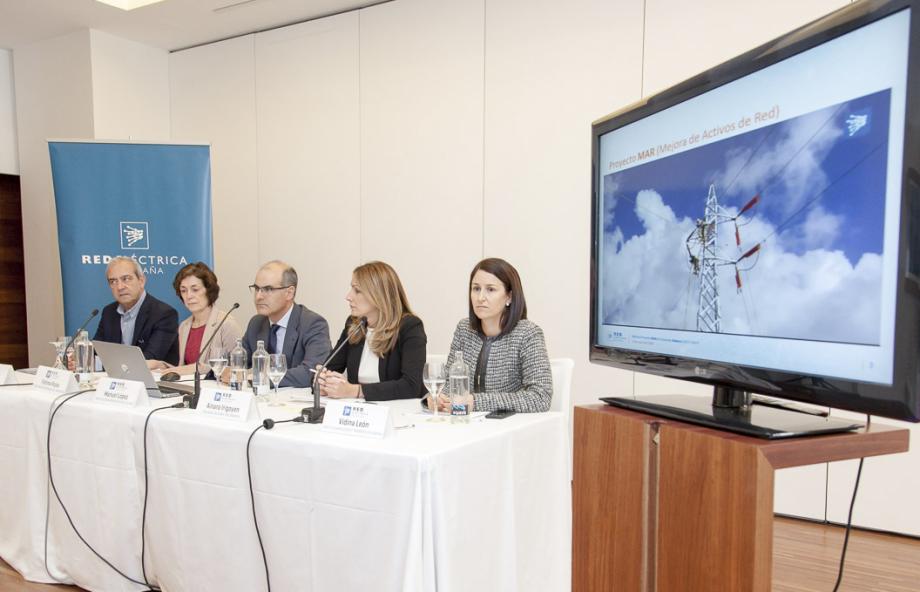 De izquierda a derecha: Antonio Prada, director de Comunicación; Fátima Rojas, directora de Sostenibilidad e Innovación; Manuel López, director de Mantenimiento de Infraestructuras; Ainara Irigoyen, delegada regional, y Vidina León, jefa de la Demarcación de Canarias.